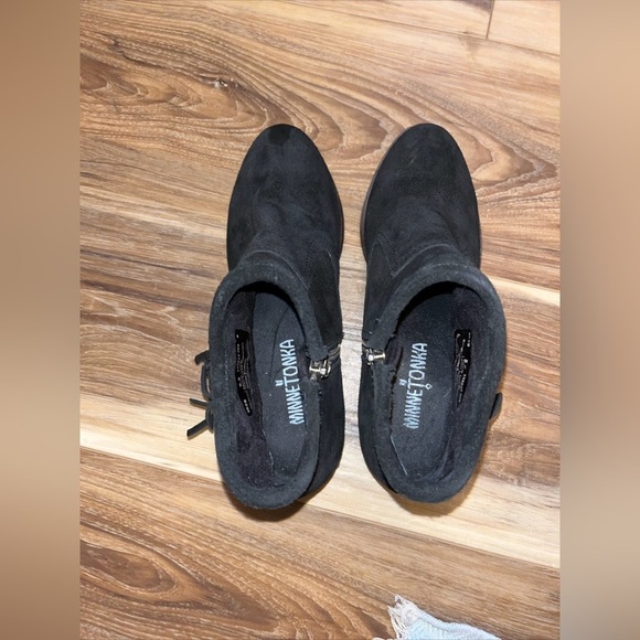 Minnetonka 1529 Black Fringe Suede Ankle Boot Low Heel Side Zip Women's 5.5 - Picture 5 of 6